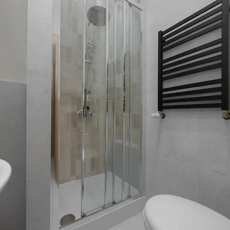 Functional Pet-friendly Micro-apartment In By Renters アパート ワルシャワ